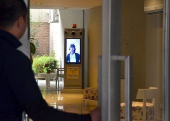 Porteros buscan soluciones ante el avance de la tecnología y la pérdida de empleos