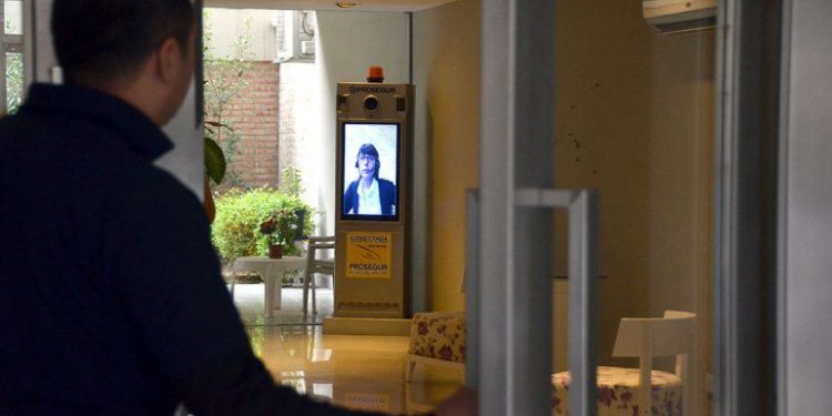 Porteros buscan soluciones ante el avance de la tecnología y la pérdida de empleos