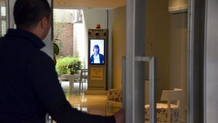 Porteros buscan soluciones ante el avance de la tecnología y la pérdida de empleos