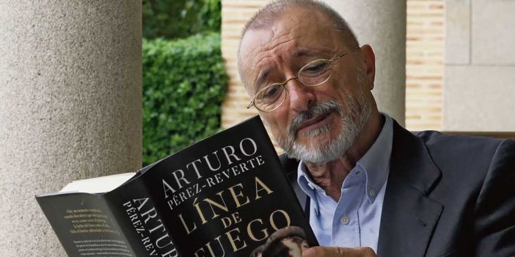 Pérez Reverte no le teme a la polémica