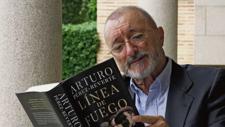 Pérez Reverte no le teme a la polémica