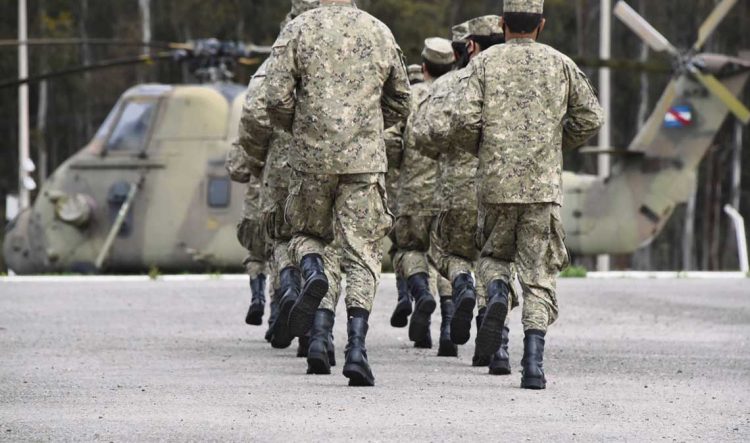 Soldados deben cumplir veinte años de carrera para acceder a un mejor salario