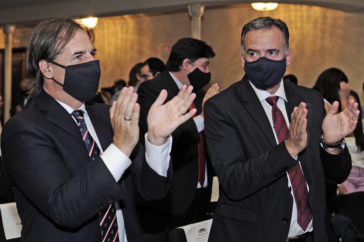 Gestos políticos, reivindicaciones y promesas en las asunciones de los nuevos intendentes del FA