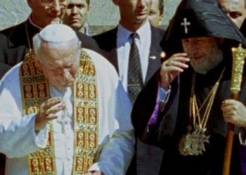 El papa Juan Pablo II firma la paz con los cristianos armenios