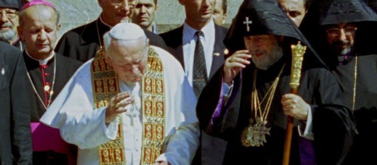El papa Juan Pablo II firma la paz con los cristianos armenios