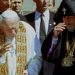 El papa Juan Pablo II firma la paz con los cristianos armenios