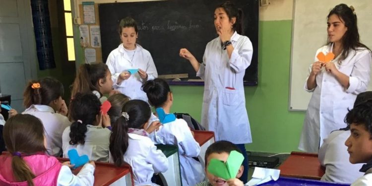 Más de un tercio de maestros egresados de la universidad privada concursan para escuelas públicas