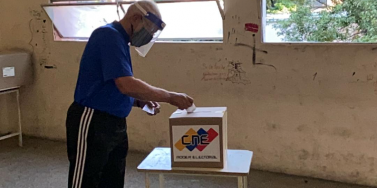 Una debilitada oposición venezolana desconoce elecciones y llama a consulta nacional