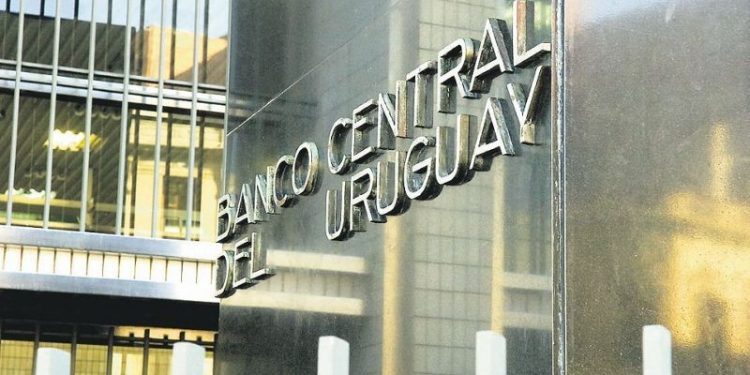 BCU: pérdida de grado inversor tendría impacto “reducido” sobre la actividad