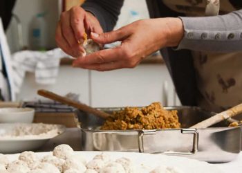 Voluntarios dictan cursos de oficios apuntando a salida laboral
