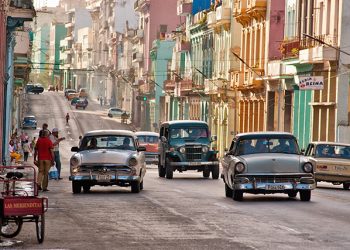 Cuba inicia reformas económicas postergadas, sin perspectivas de apertura