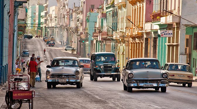 Cuba inicia reformas económicas postergadas, sin perspectivas de apertura
