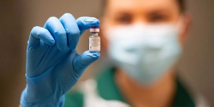 Vacuna Pfizer enfrenta dificultades legales en Perú
