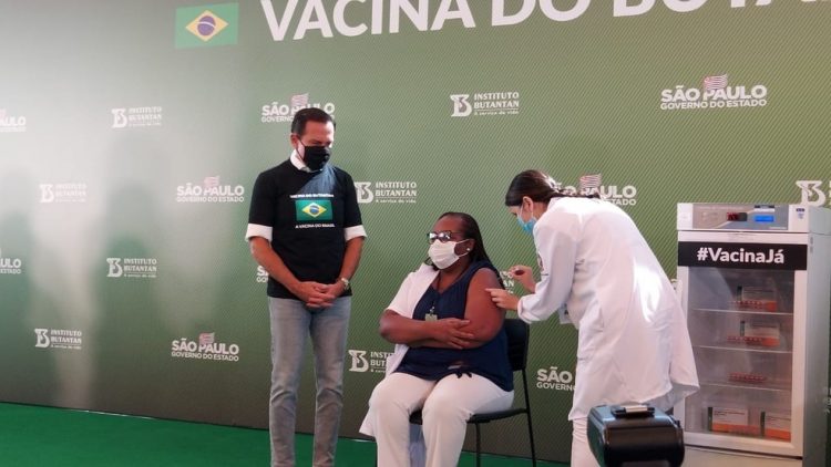 Comienza la vacunación en Brasil