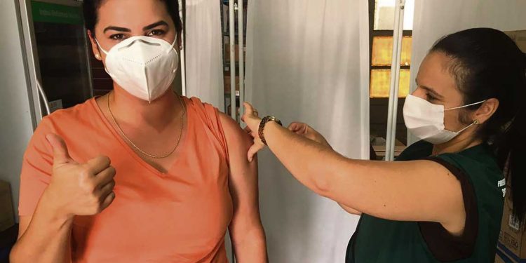 Uruguaya vacunada en Santana do Livramento destaca que “todos los funcionarios están a favor de hacerlo”