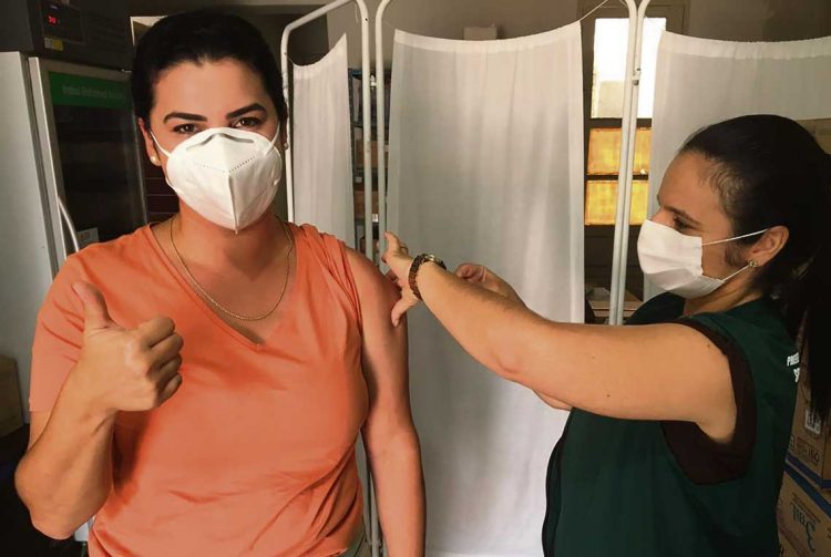 Uruguaya vacunada en Santana do Livramento destaca que “todos los funcionarios están a favor de hacerlo”