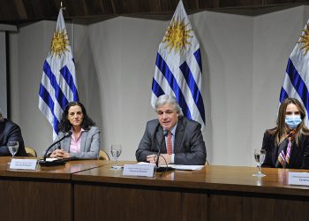 Uruguay reestructura su servicio exterior mientras espera un “tsunami económico mundial”
