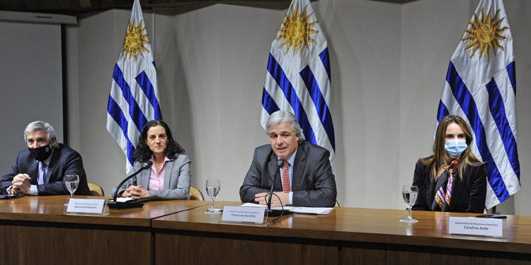 Uruguay reestructura su servicio exterior mientras espera un “tsunami económico mundial”