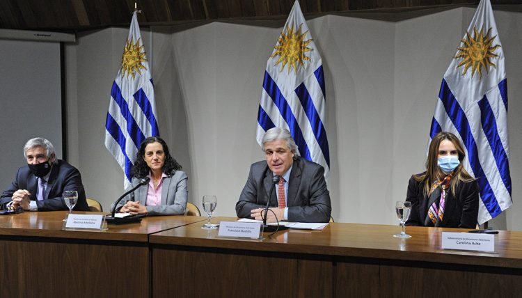 Uruguay reestructura su servicio exterior mientras espera un “tsunami económico mundial”