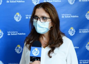 Cada puesto de vacunación contra el COVID-19 requiere la acción coordinada de cinco personas