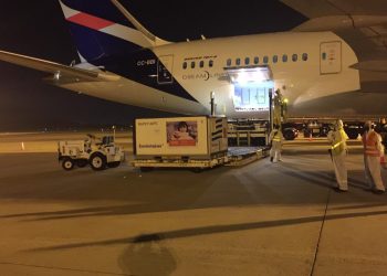 A las 23.07 de este jueves llegaron las vacunas a Uruguay