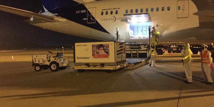 A las 23.07 de este jueves llegaron las vacunas a Uruguay