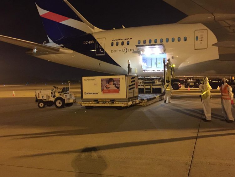 A las 23.07 de este jueves llegaron las vacunas a Uruguay