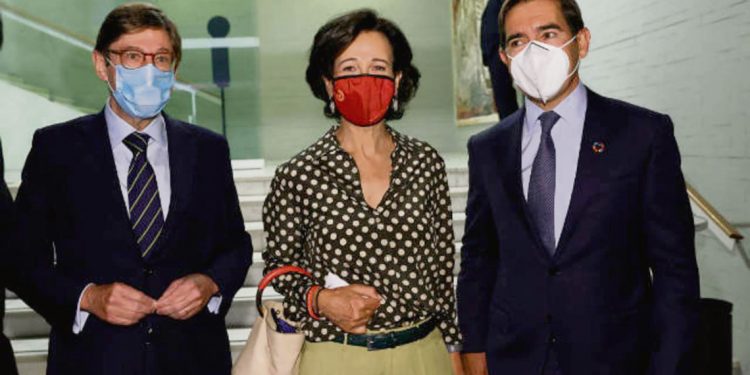 Bancos españoles sufren fuerte recorte de resultados en 2020