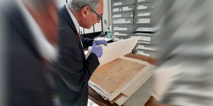 Umpiérrez “Me honra custodiar los archivos de la historia de mi país”