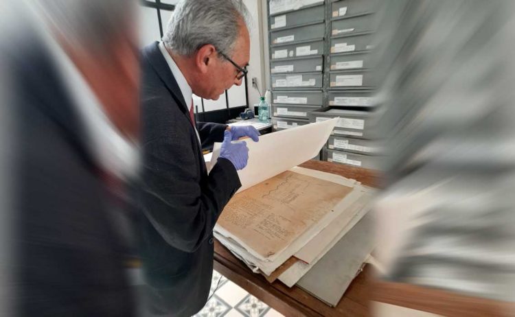 Umpiérrez “Me honra custodiar los archivos de la historia de mi país”