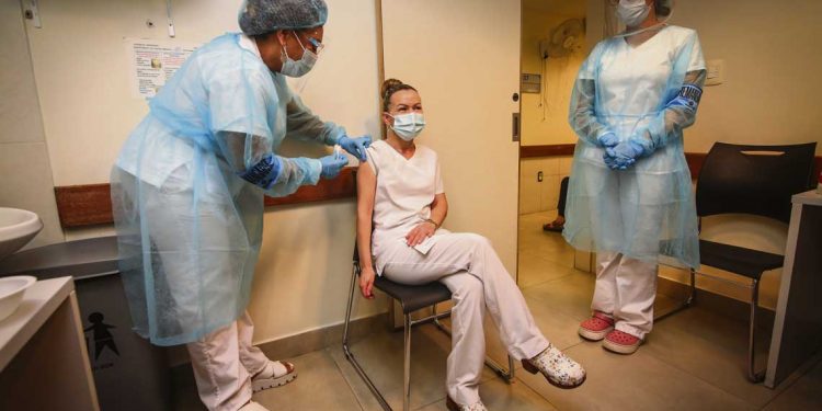 Comenzó a buen ritmo en todo el país la vacunación contra el covid-19