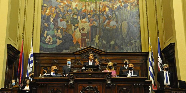 Lacalle Pou: “Miramos con real optimismo el año 2021”