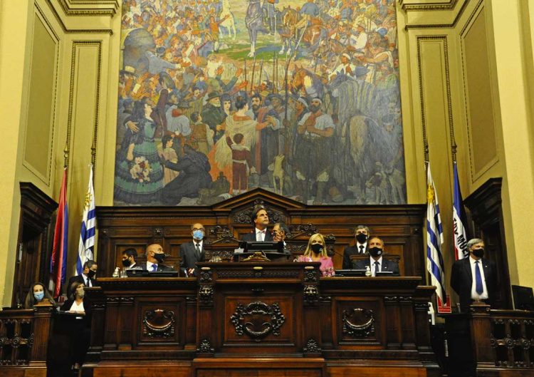 Lacalle Pou: “Miramos con real optimismo el año 2021”