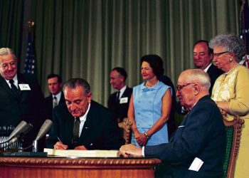 Demócratas apuntan a hacer permanentes algunos planes de estímulo, mientras Biden reivindica programa de Lyndon B. Johnson