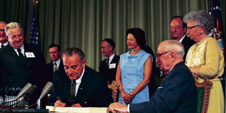 Demócratas apuntan a hacer permanentes algunos planes de estímulo, mientras Biden reivindica programa de Lyndon B. Johnson