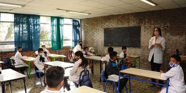 Gobierno exhorta a la presencialidad, mientras busca administrar conflictos y mitigar contagios