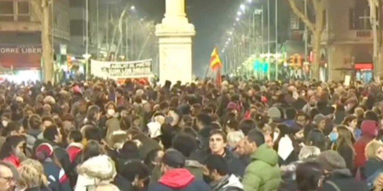 Entre marchas y pedidos de cuarentena