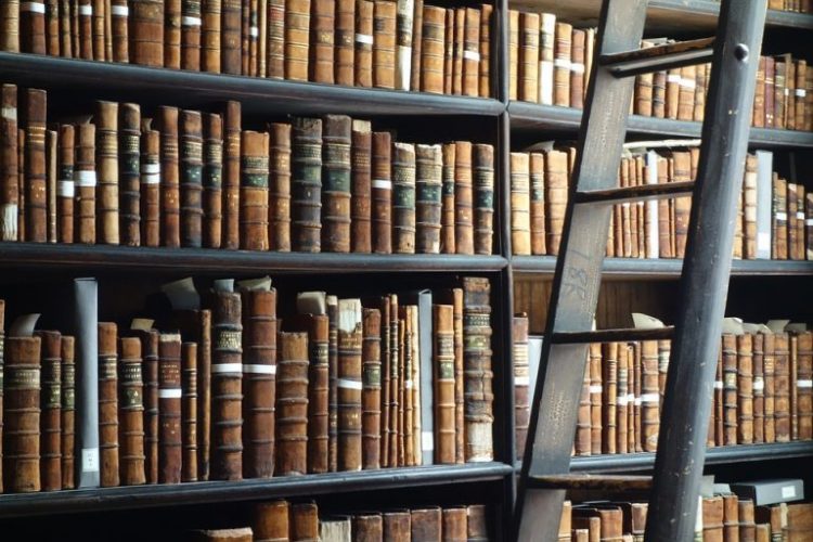 Una biblioteca en el oasis: los 60 libros que recomienda Juan Manuel de Prada