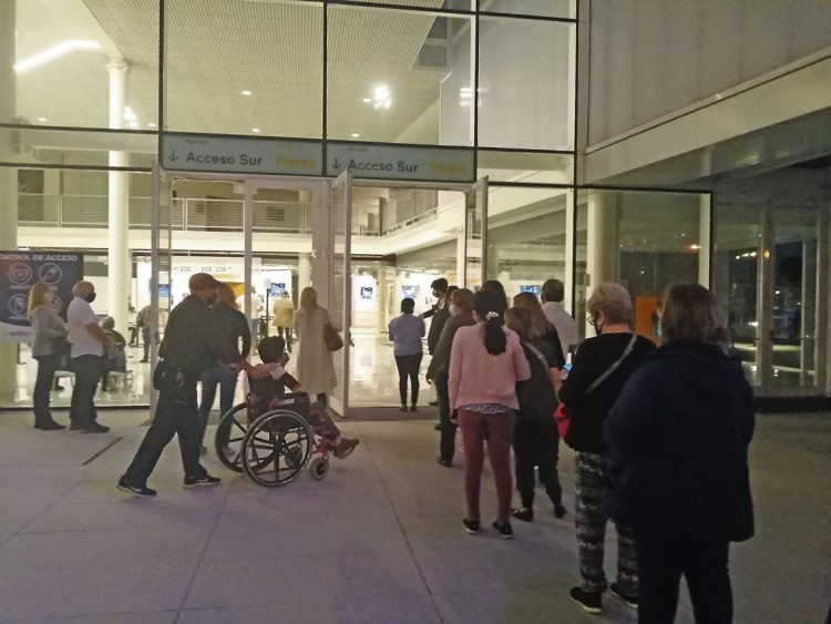 El desafío de salvar vidas en la carrera entre los contagios y la vacunación