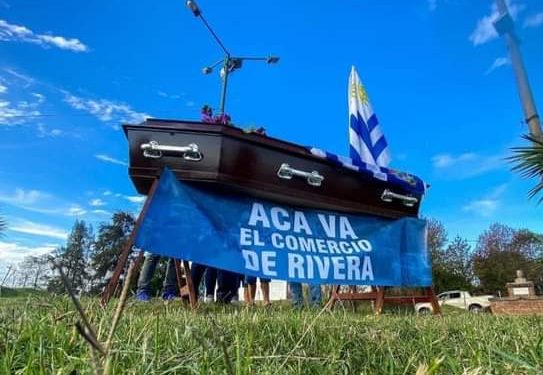 Comerciantes de Rivera marcharon contra extensión de medidas restrictivas