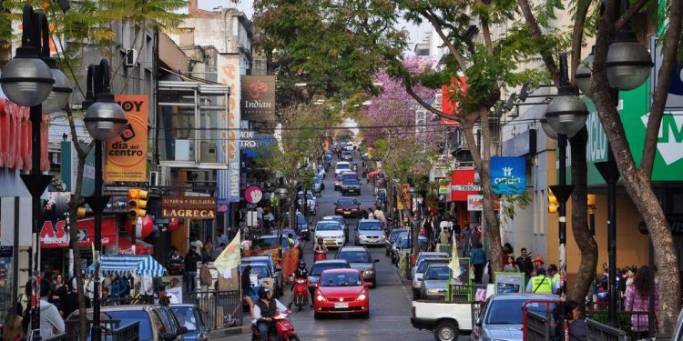 Salto: comercio y turismo en polos opuestos