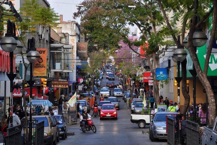 Salto: comercio y turismo en polos opuestos