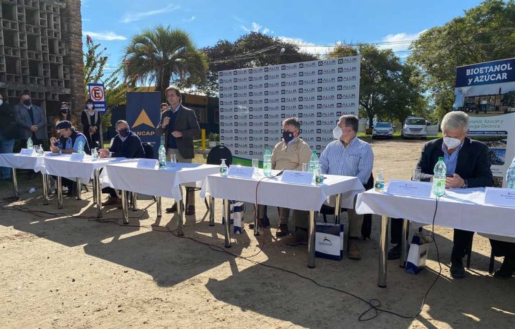 El presidente Lacalle inauguró la zafra de la caña de azúcar