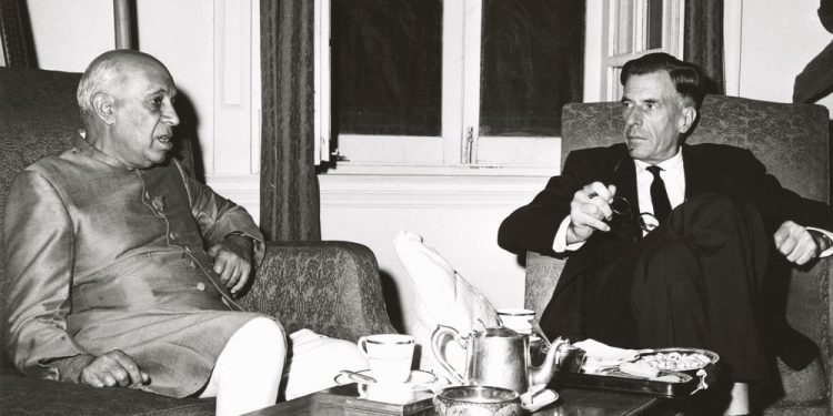 John Kenneth Galbraith: “No existen proposiciones en economía que no puedan enunciarse en un lenguaje claro y llano”