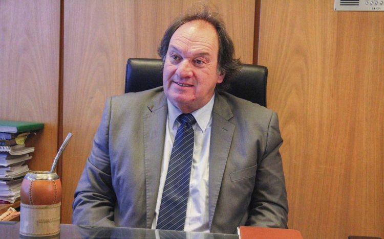 “¿Cómo puede ser que haya un millón de personas que dependan del gobierno?”