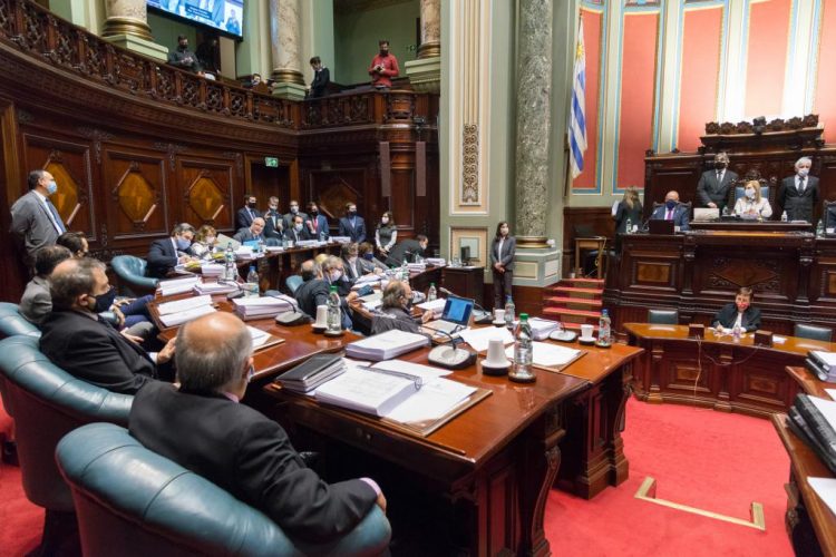 Coalición coincide en erradicar asentamientos, aunque discute transferencia desde Colonización