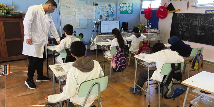 Maestro rural gana Premio ReachingU al docente uruguayo