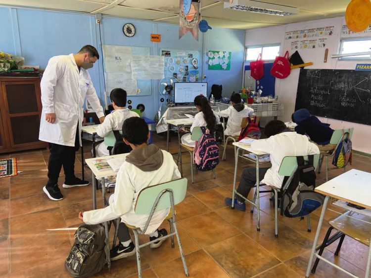 Maestro rural gana Premio ReachingU al docente uruguayo