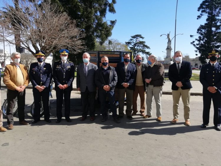 La Dirección Nacional de Seguridad Rural recibe importante donación de la Asociación Rural de Florida