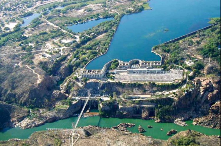 El estructuralismo económico en América Latina: una tercera vía combatida por los extremos que se enfrentaban